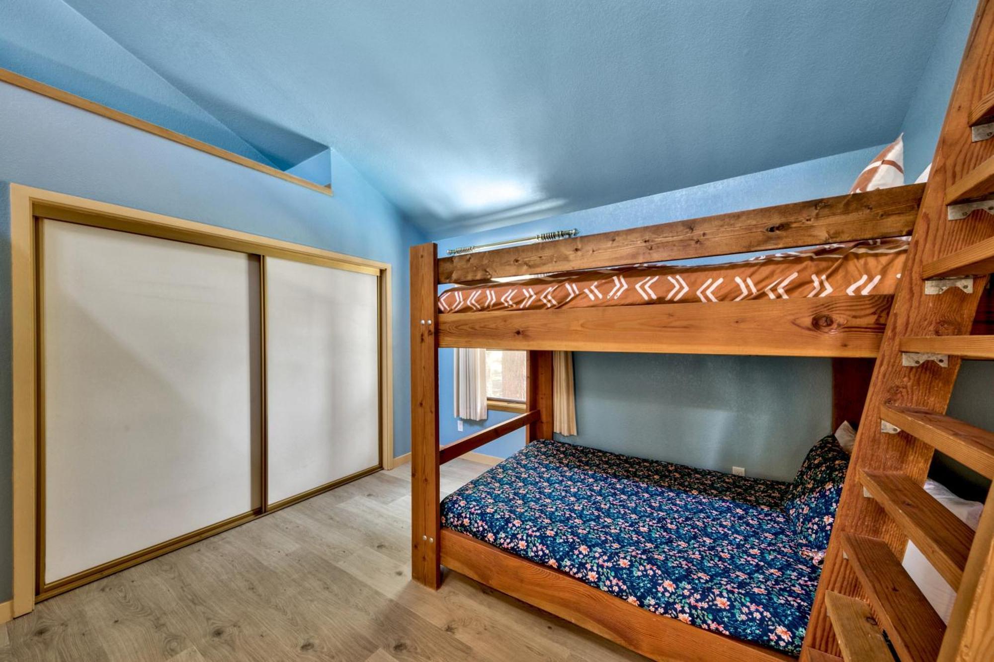 Family Hiker's Haven: Forested 3br Pets Holiday home